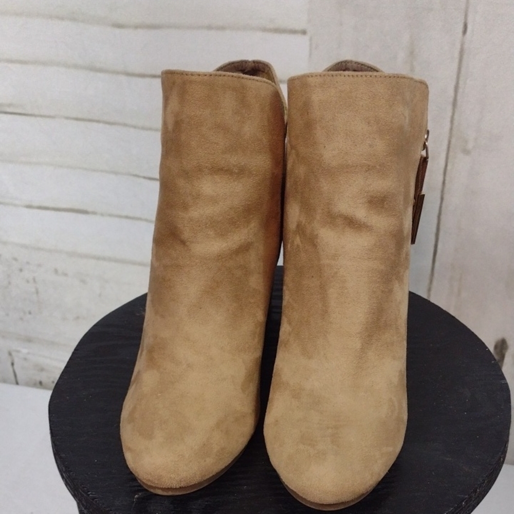Breckelles Tan Suede Ankle Booties with Block Heel Size 10 - Picture 3 of 7